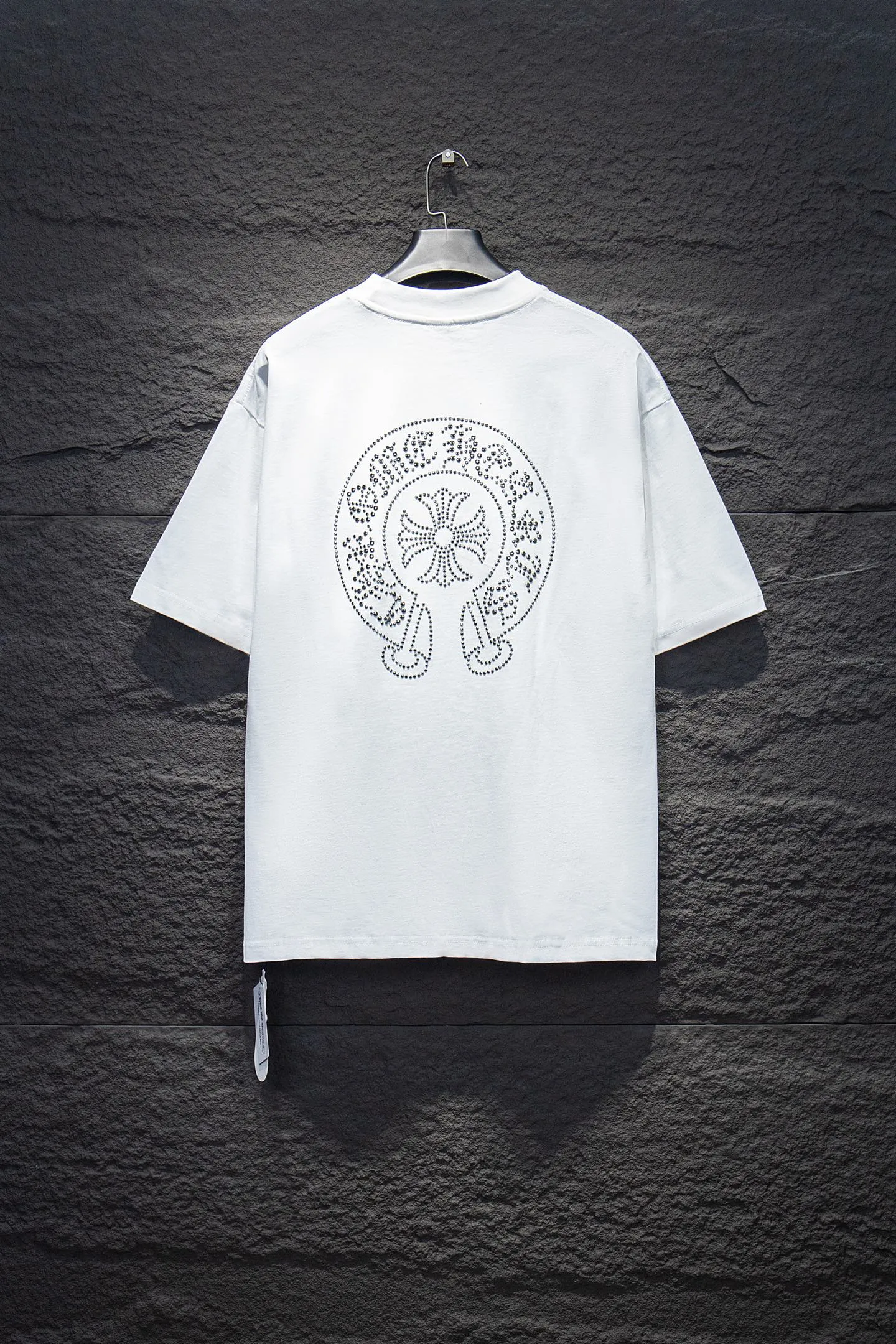 P170 🆕Chrome hearts 25ss os version is really charming and Chrome Hearts is really a must-have. Every season's new version is made to the extreme. It is very practical and can be worn casually. Nice✔️ - ⚠️100% cotton. It is made of 32-count double yarn, 260-gram weight fabric and imported knitted needle carded cotton. It has moderate thickness, drape and contour, and the upper body is comfortable! ! It is very tolerant to fat body types and can instantly lose five pounds after wearing it!  Specially ordered many Austrian hot diamonds, which have the bling bling effect of natural crystals under the light, with multi-faceted reflective points, and the production cost is extremely high. The laser molding includes a computer engraving machine and a laser machine, which are accurate in units of particles. Finally, it is hot and set at high temperature. After the hot ironing, the firmness needs to be tested repeatedly on the hot stamping. It can show colorful reflections under the light. The collar webbing extends to the shoulder for reinforcement, and the stitching at the connection point. The hem and cuffs are all made of 0.2mm stitch double-thread stitching. They are carefully produced at a high cost. The attitude of making goods with a magnifying glass restores the quality and effect of the product. The full set of customized accessories only presents every detail to the customer. Printing with film printing, 50,000 positioning, which is very time-consuming. The addition of handmade elements to the body greatly increases the interest of the clothing; unique visual effects. After special treatment, a unique effect is formed. An irregular hem is added to the version. This year's Kroxin is the main version. In the past two years, the oversize version has become the focus of the trend and has been a popular staple in the past two years. The change of designers has made this brand an instant hit. The progressive fashion of the times also needs the blood impact of fresh elements and trendy designs in order to continue its glory! It’s stylish both inside and outside, a must-have for high street travel! An absolute "eye-catching style" that can match couples 💏 Color: washed black and white Size: S M L XL